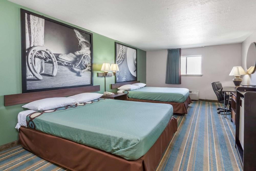 Super 8 by Wyndham Chickasha