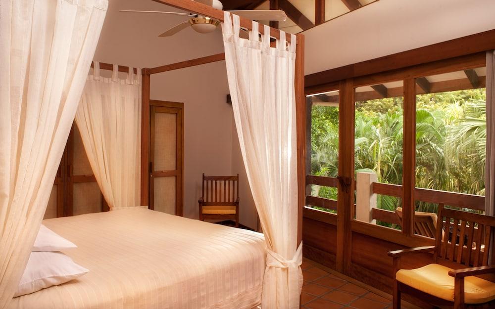 Capitán Suizo Beachfront Boutique Hotel