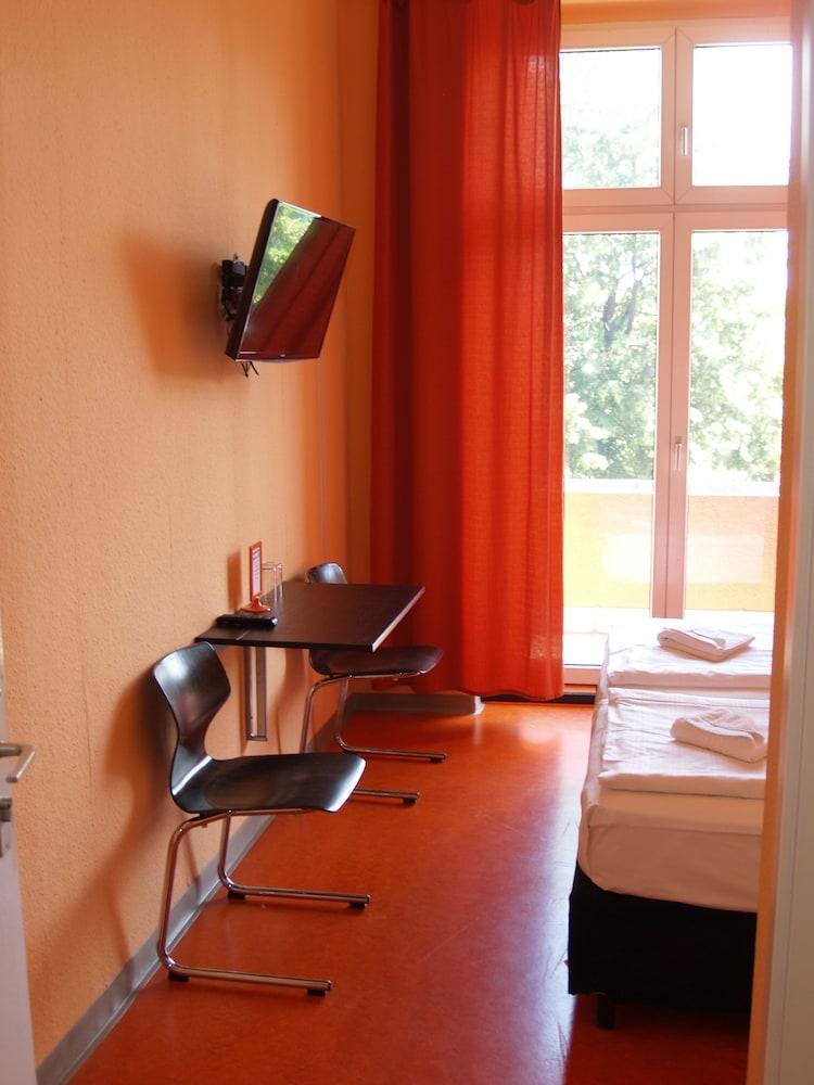 HappyGoLucky Hotel & Hostel