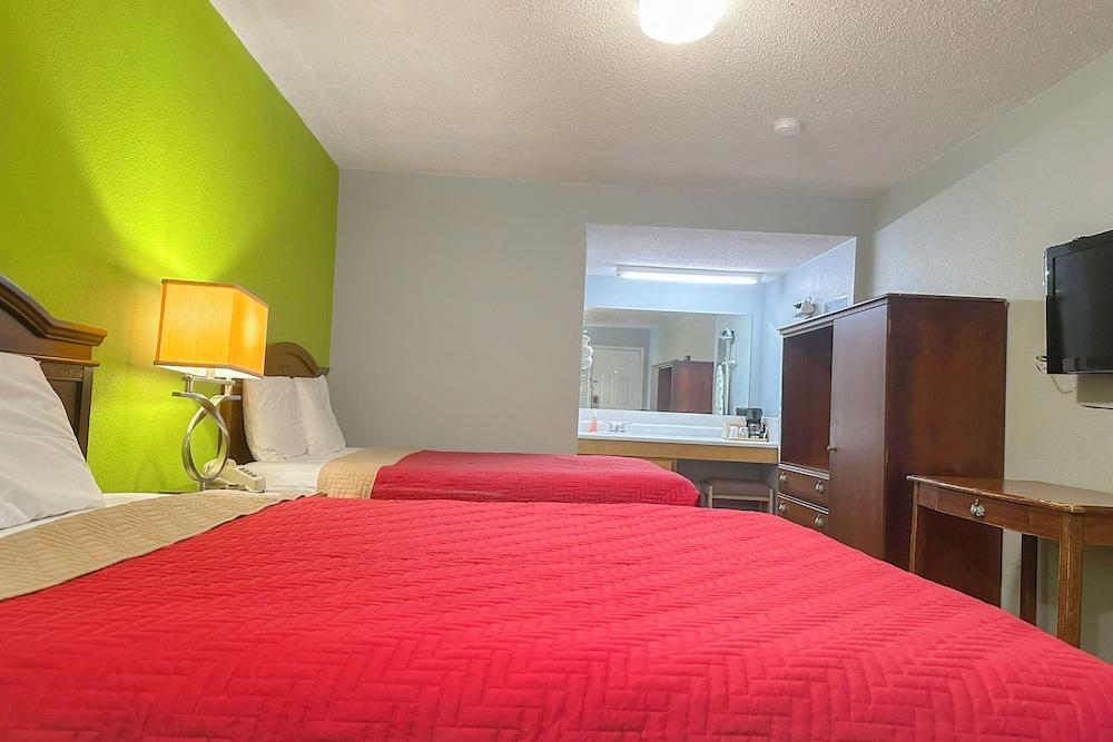 OYO Hickory House Inn