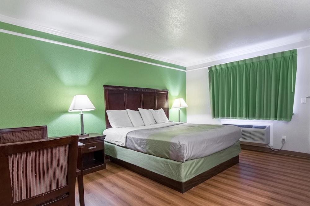 Motel 6 Kingsburg, CA