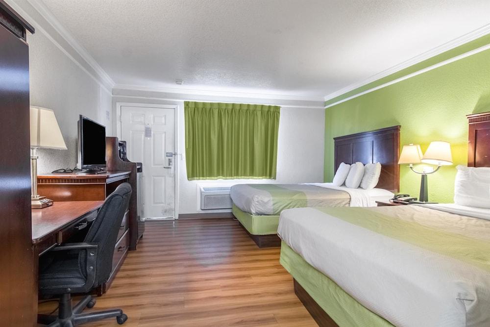 Motel 6 Kingsburg, CA