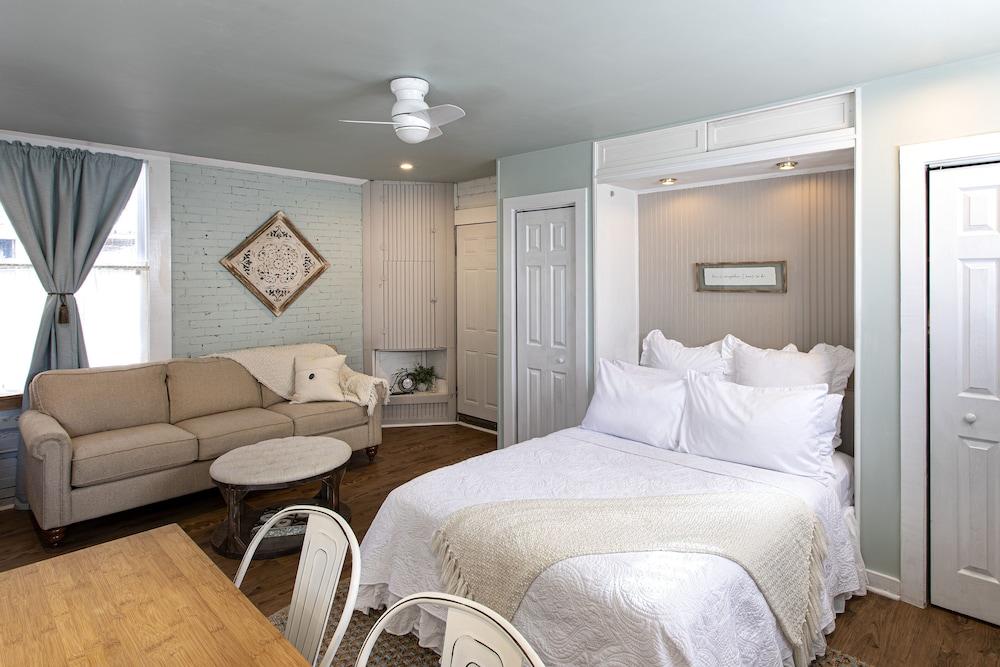 Katy House Bed and Breakfast