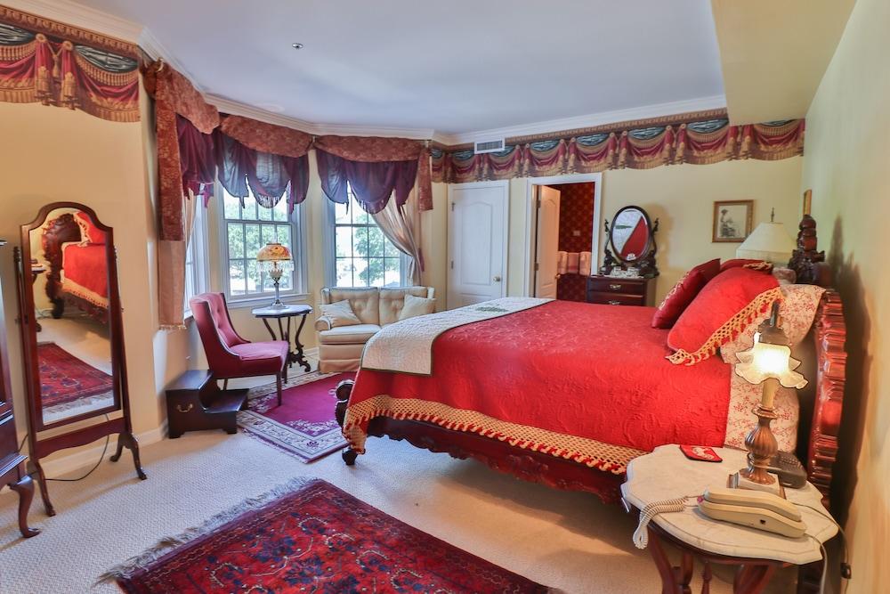 The Cypress Inn Bed & Breakfast