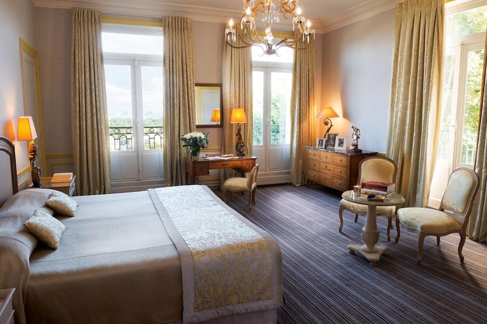 Pavillon Henri IV Hotel Restaurant Gastronomique Terrasse