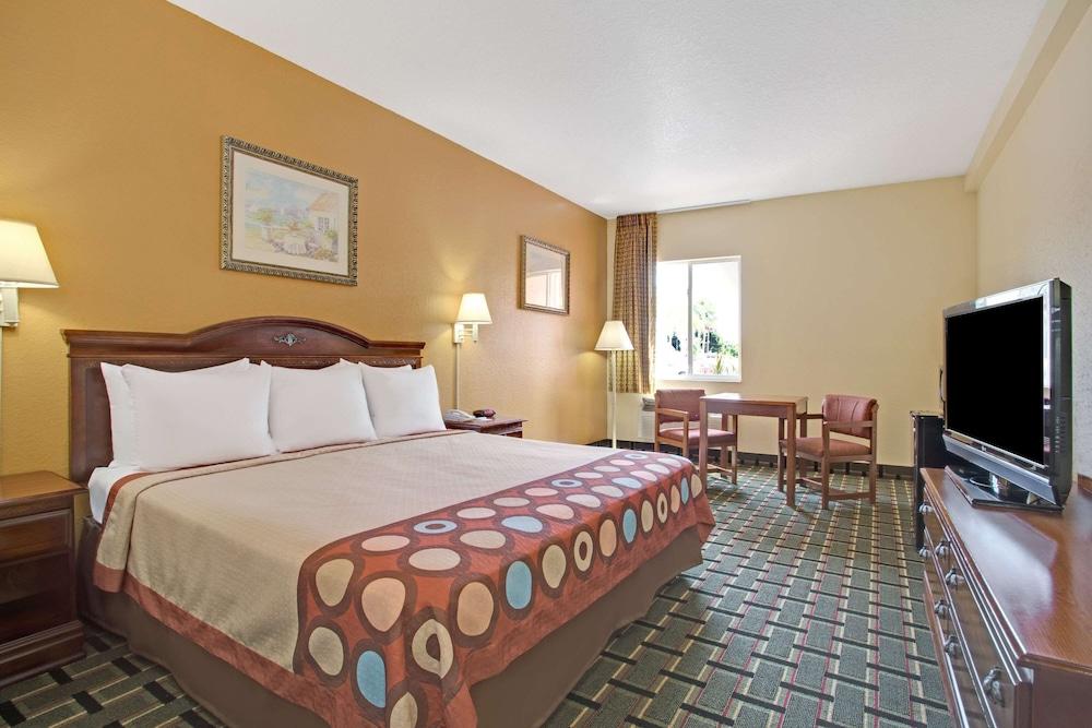 Super 8 by Wyndham Daytona Beach