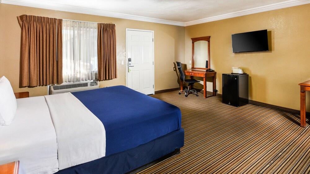 Hollywood Inn Express North