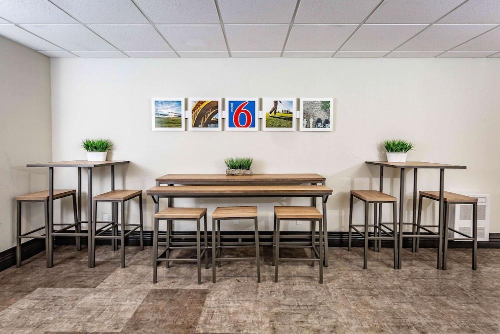 Motel 6 Saskatoon, SK