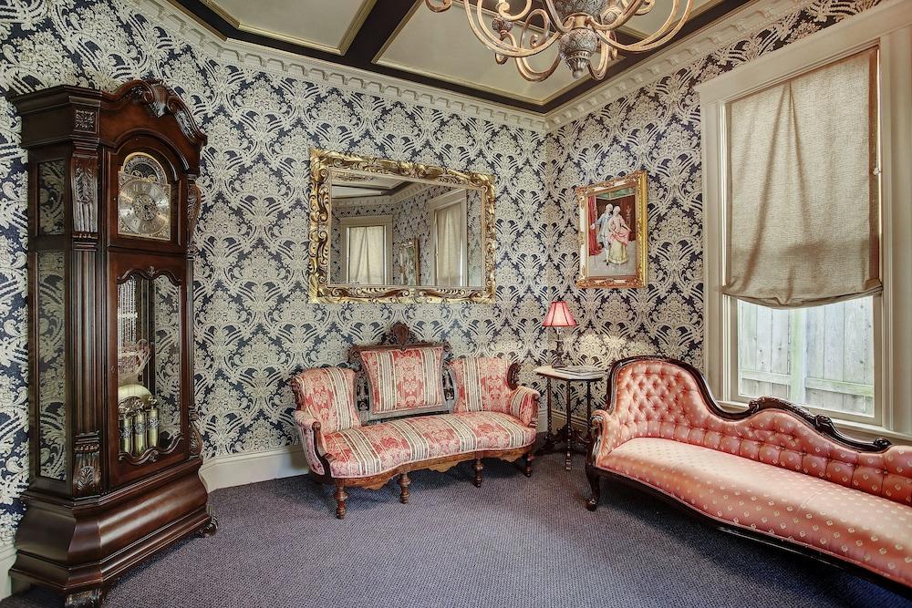 Sara's Inn On The Boulevard