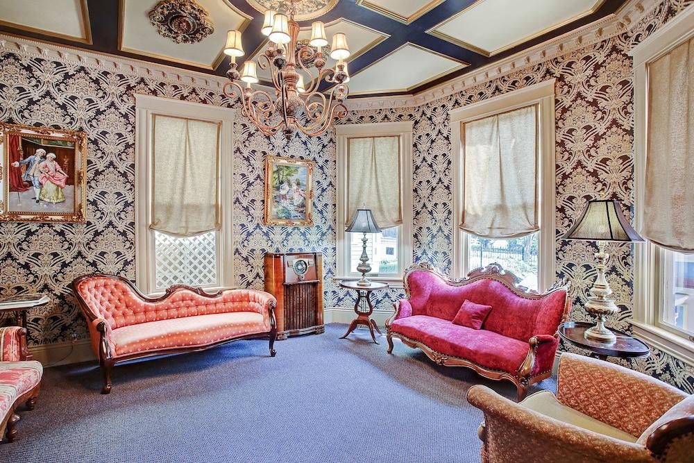 Sara's Inn On The Boulevard