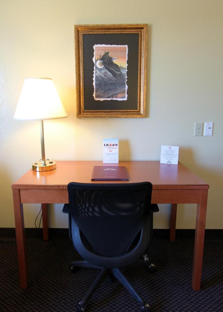 Days Inn & Suites by Wyndham Thompson