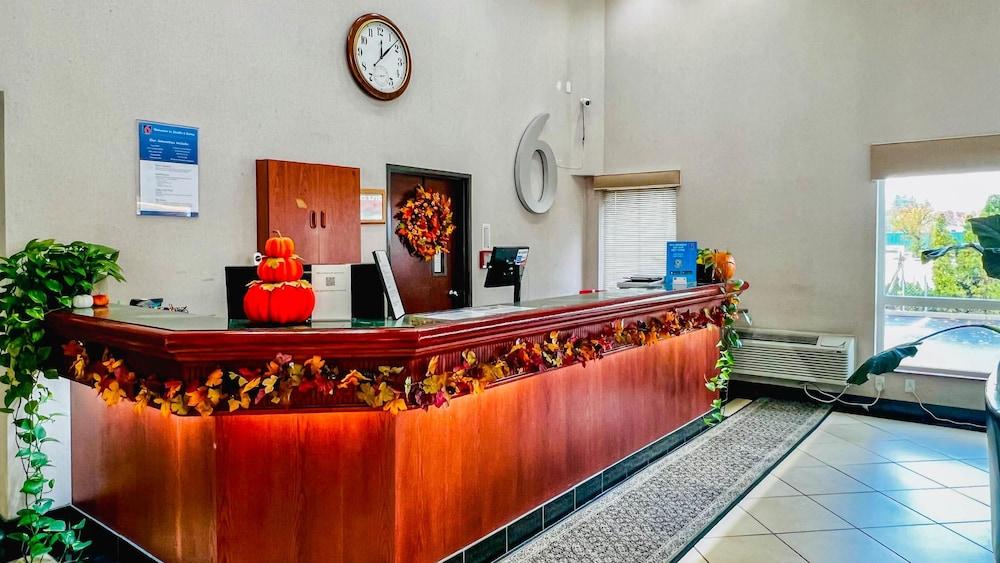 Studio 6 Suites Portland OR- I-5 OHSU