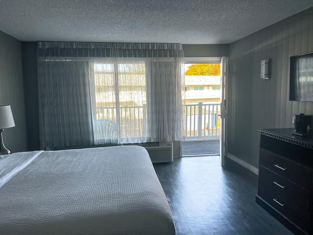 The Georgian Lakeside Resort