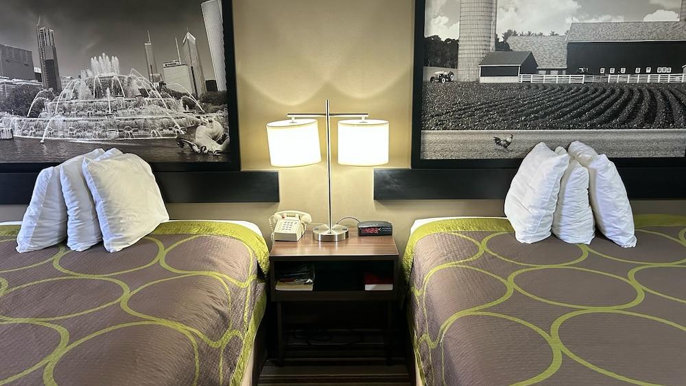 Super 8 by Wyndham Gilman