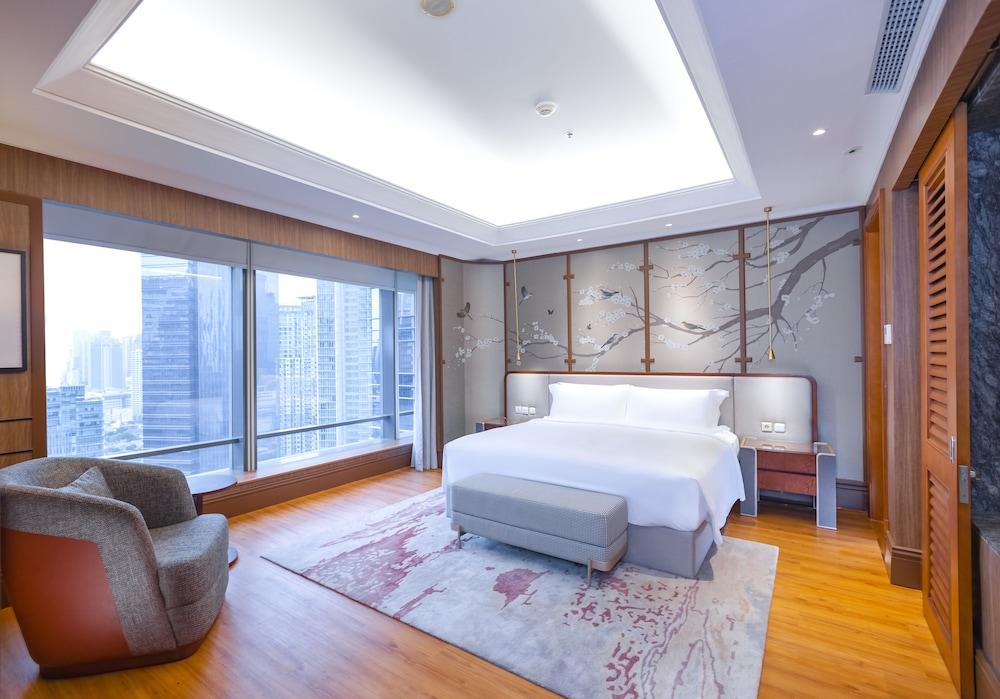 The Ritz-Carlton Jakarta, Mega Kuningan