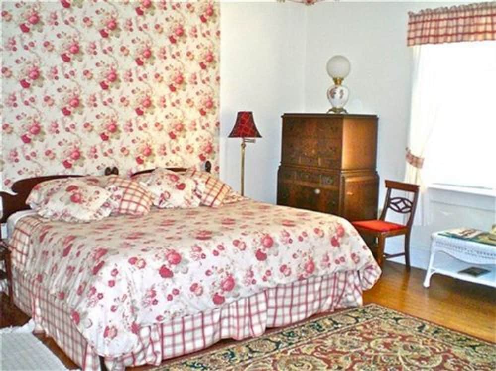 Whistler's Inn Bed & Breakfast