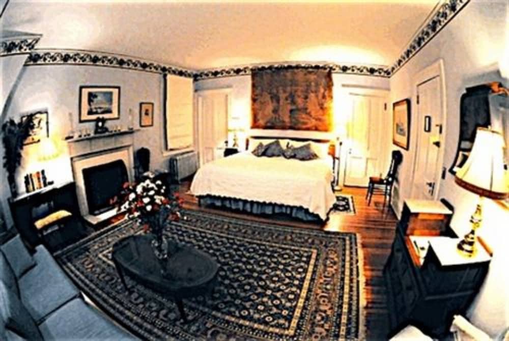 Whistler's Inn Bed & Breakfast