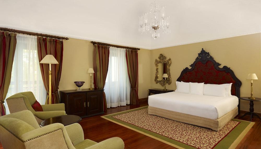 Convento do Espinheiro, Historic Hotel & Spa