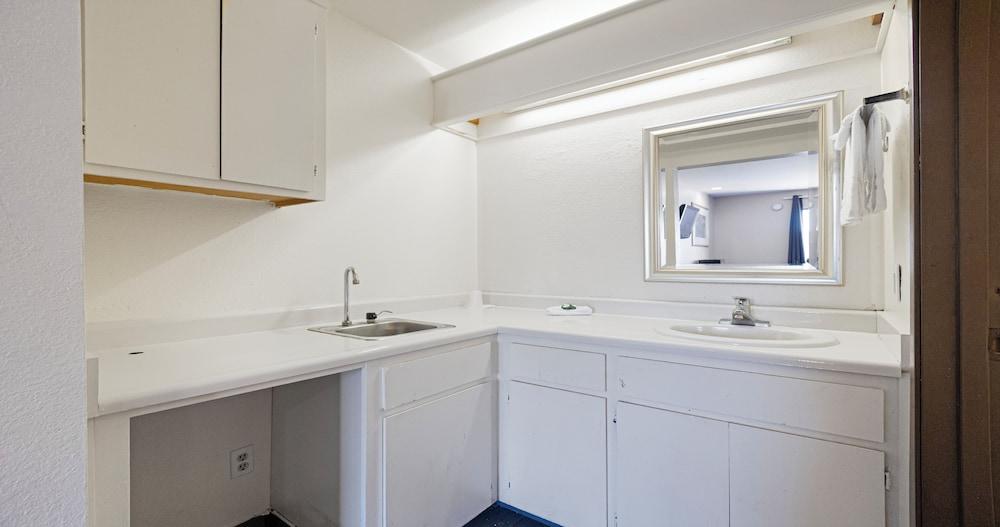 Budget Inn and Suites