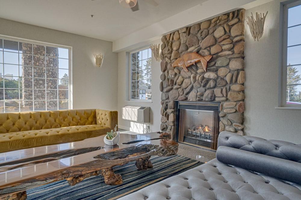 The Ashley Inn & Suites