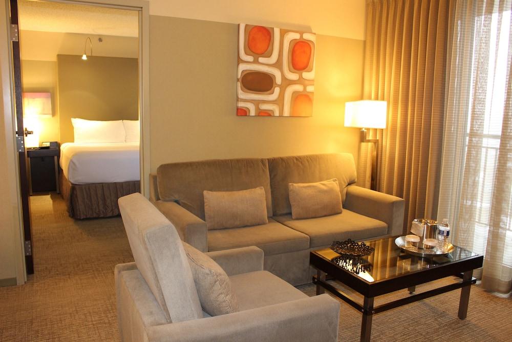 Crowne Plaza Chicago West Loop by IHG