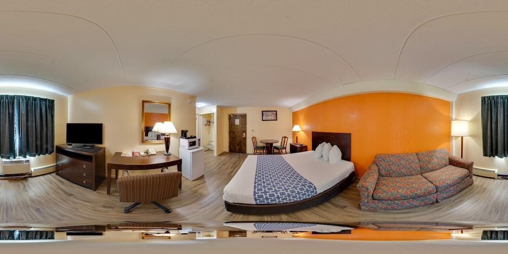 Econo Lodge Inn & Suites Windsor Locks Bradley Airport