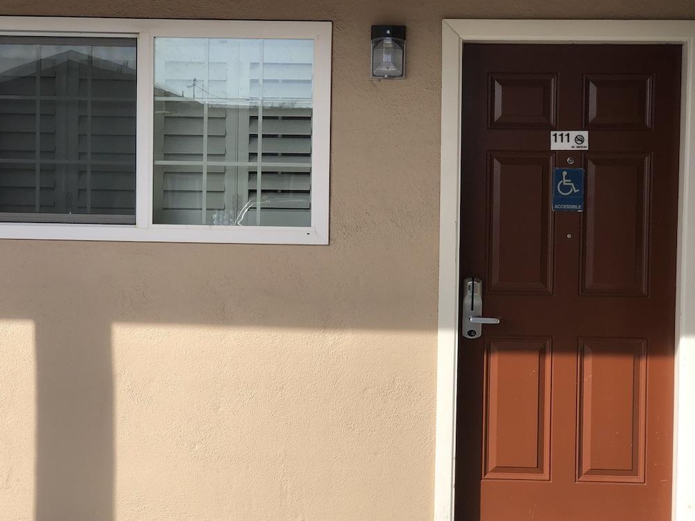 Holland Inn & Suites