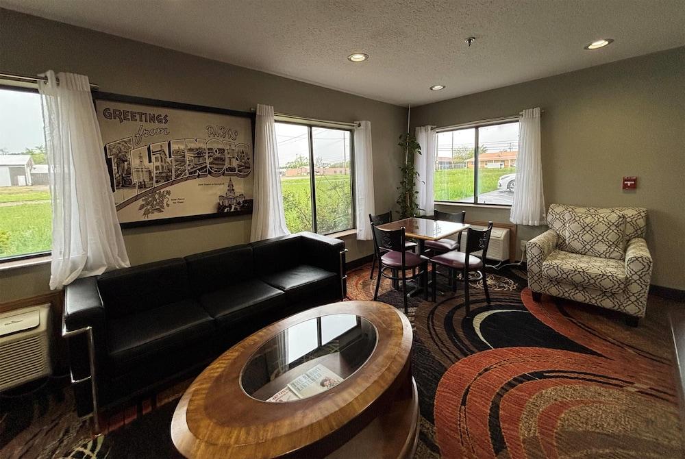 Super 8 by Wyndham Paris IL