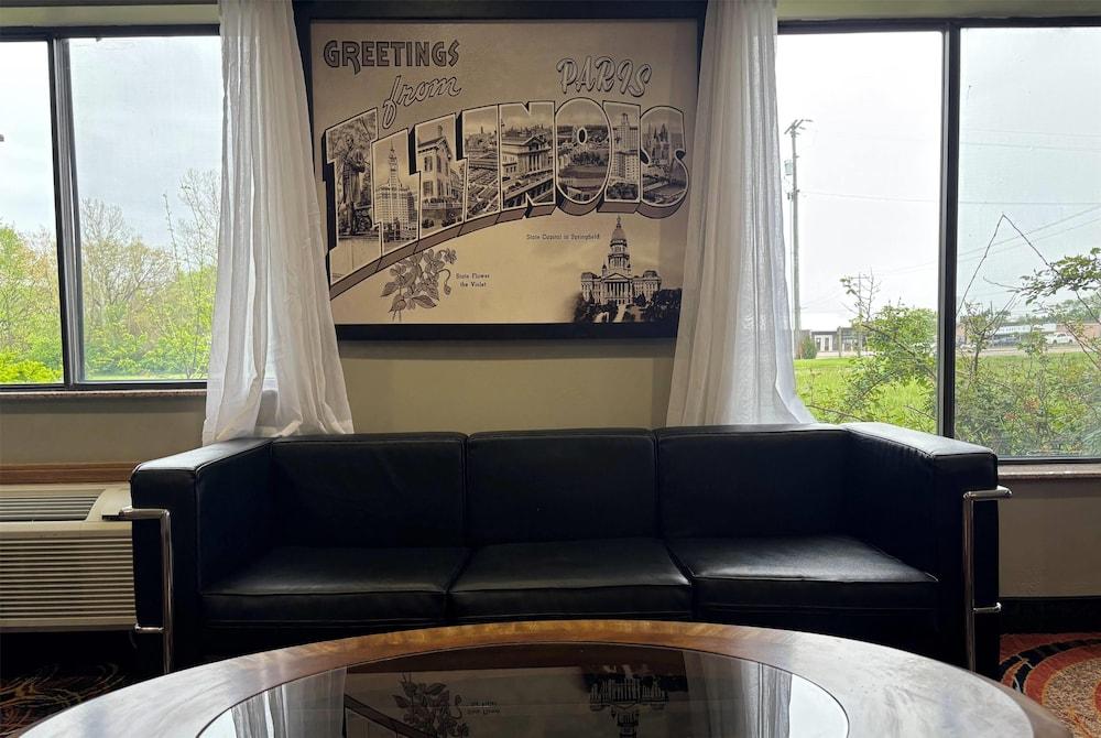 Super 8 by Wyndham Paris IL