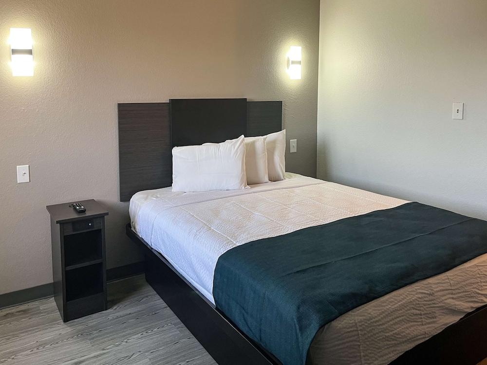 Studio 6 Suites Delano, CA