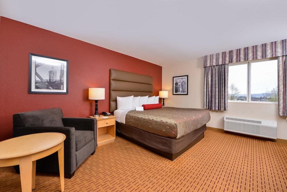 Clackamas Inn & Suites