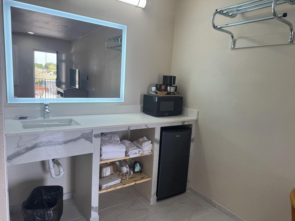 Townhouse Inn & Suites