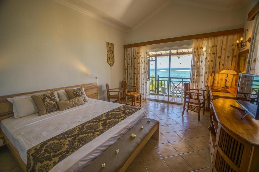 Le Peninsula Bay Beach Resort