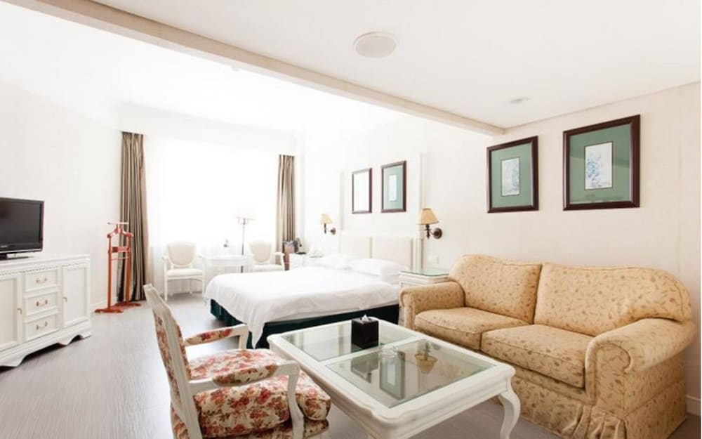 Golden Coast Lawton Hotel