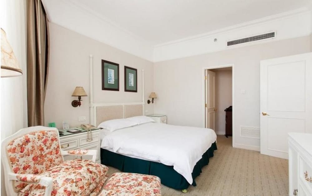 Golden Coast Lawton Hotel