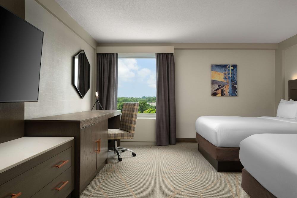 DoubleTree by Hilton Pittsburgh Airport