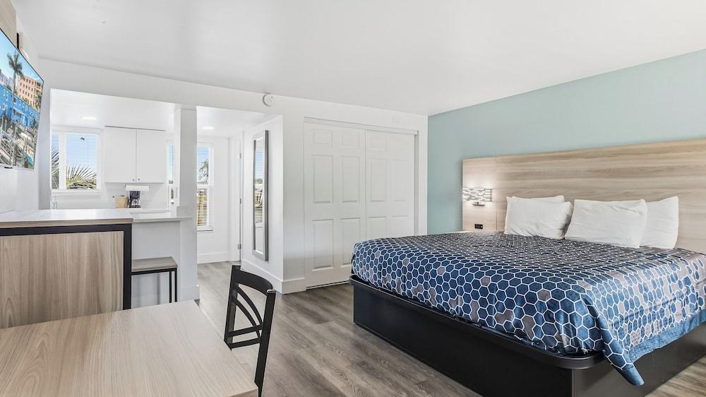 The Bayside Inn & Marina