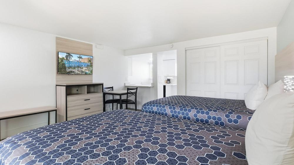 The Bayside Inn & Marina