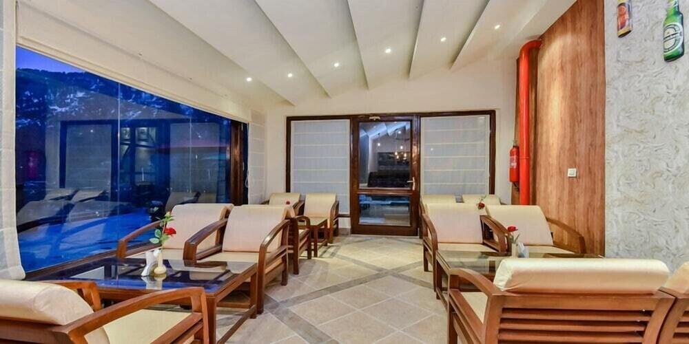 Hotel Snowcrest Manor