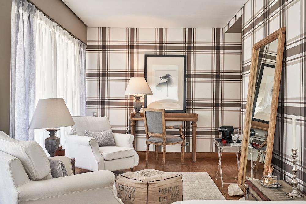 Sea View Cityscape Hotel