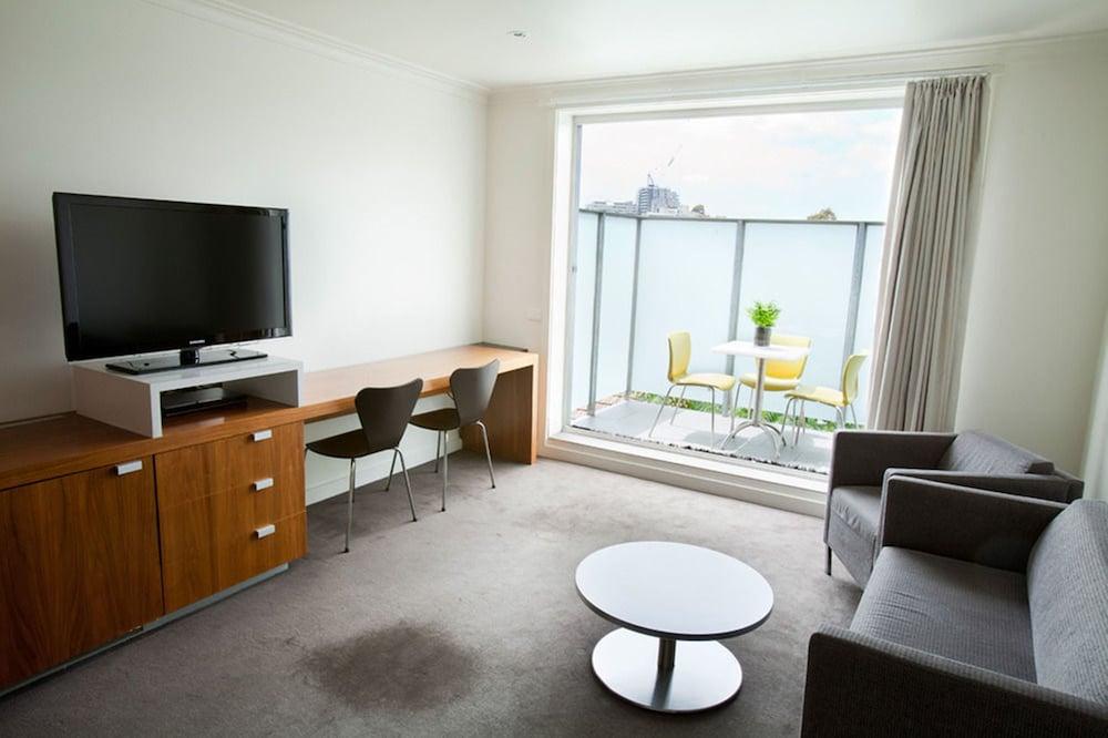 Cosmopolitan Hotel and Apartments