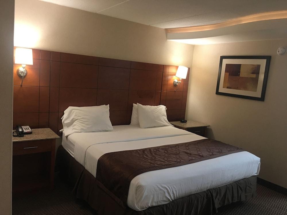 Ramada by Wyndham Rockville Centre