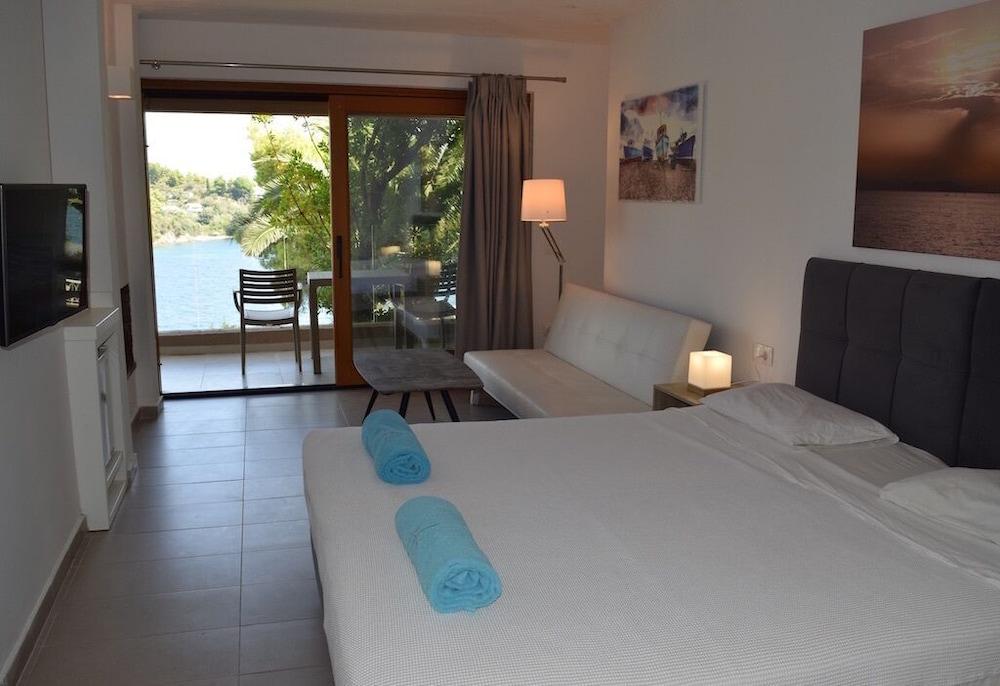 Cape Kanapitsa Hotel & Suites