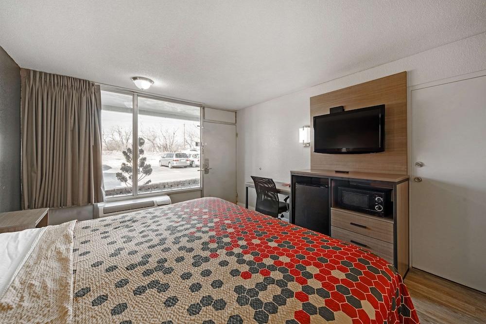 Econo Lodge And Suites Bricktown