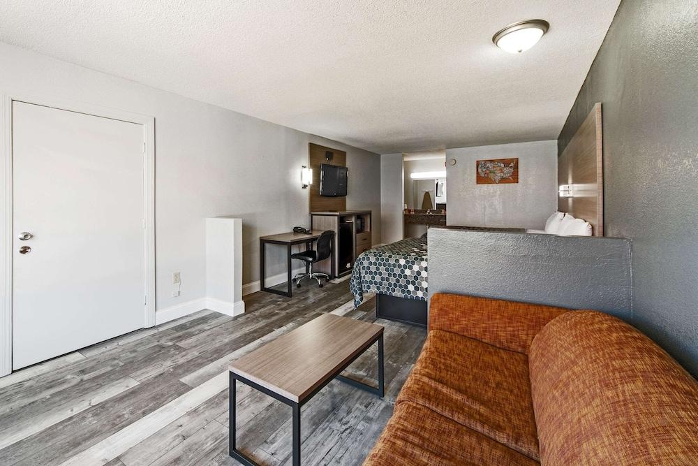 Econo Lodge And Suites Bricktown