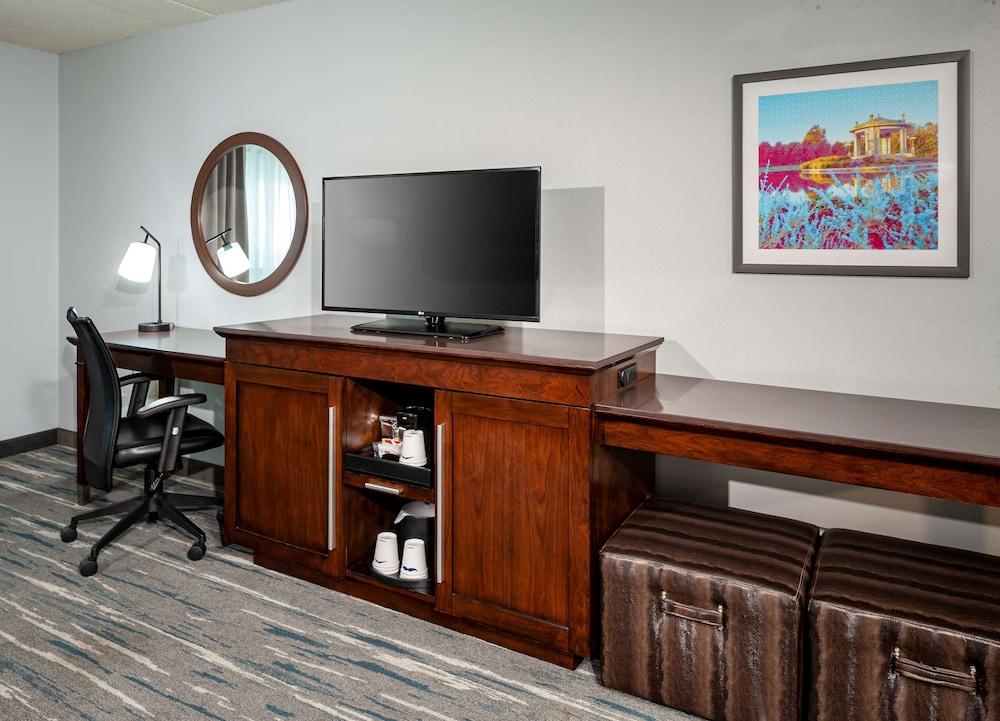 Hampton Inn & Suites St. Louis at Forest Park