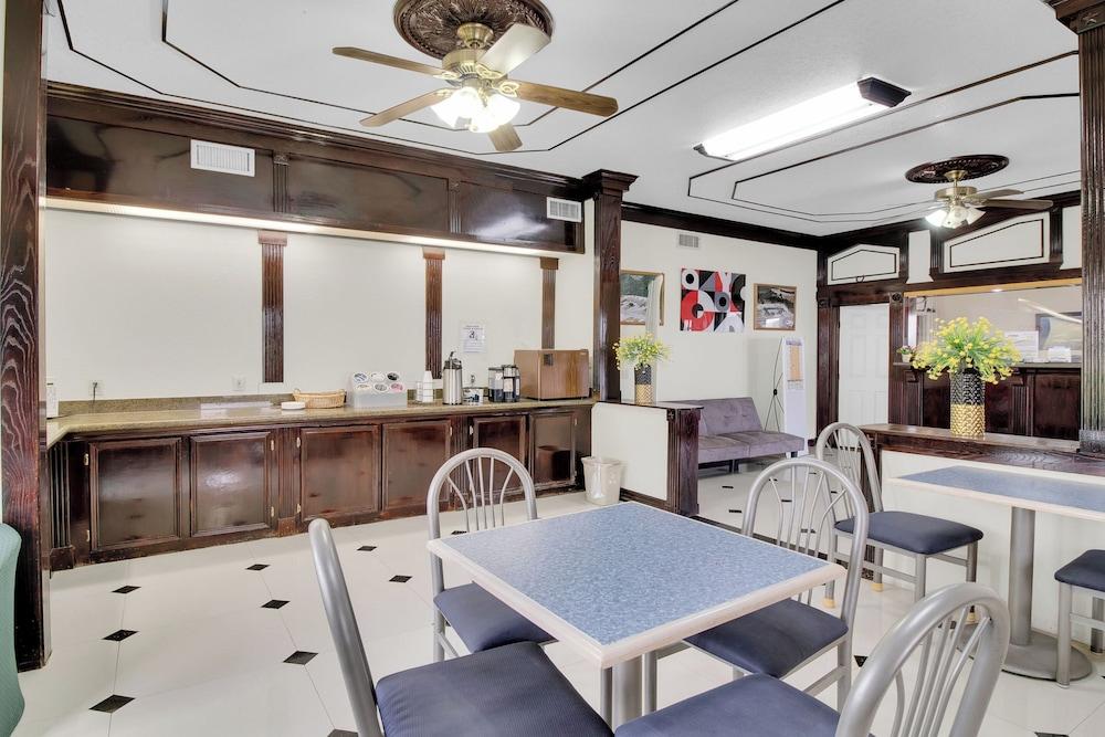 Three Rivers Executive Inn & Suites By OYO