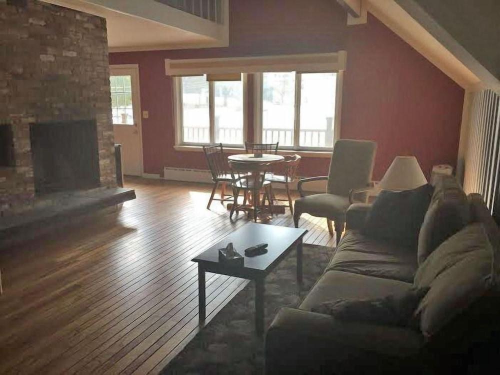 The Upper Pass Lodge at Magic Mountain