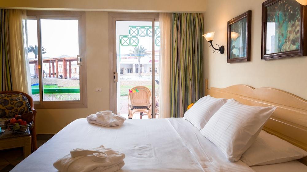 Coral Beach Resort Tiran