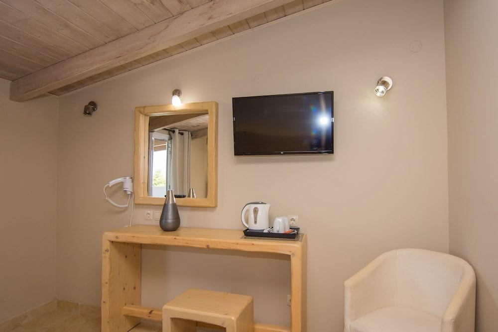 Iniohos Zante Hotel & Suites